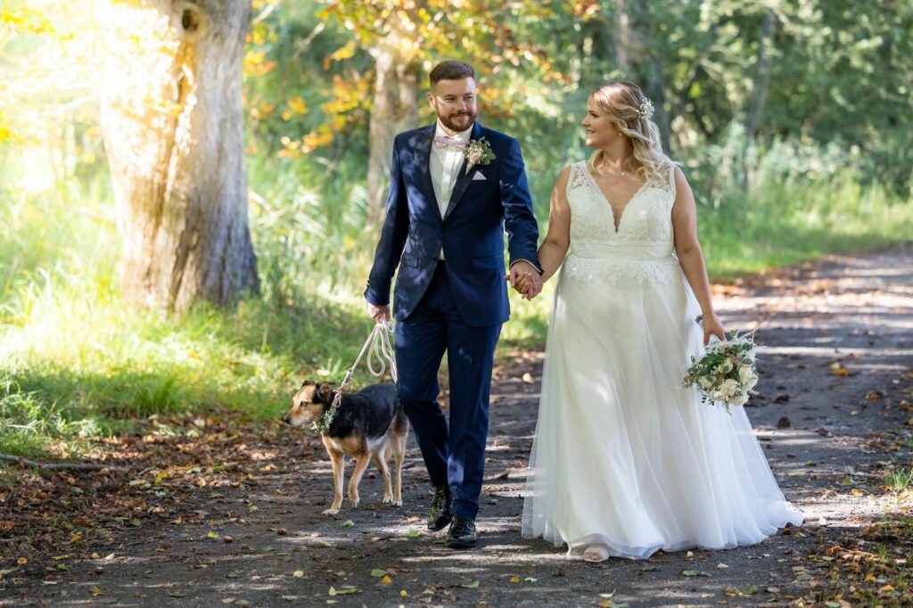 Hochzeitspaar geht mit Hund > Ideen für Freie Trauungen